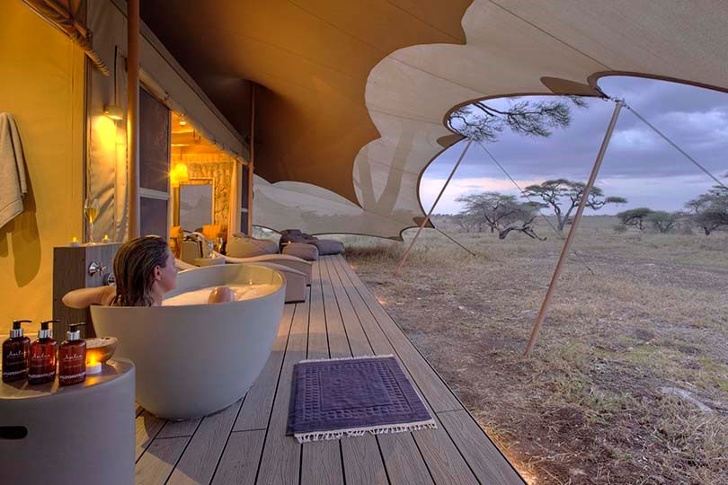 Outdoor tub at Namiri Plains