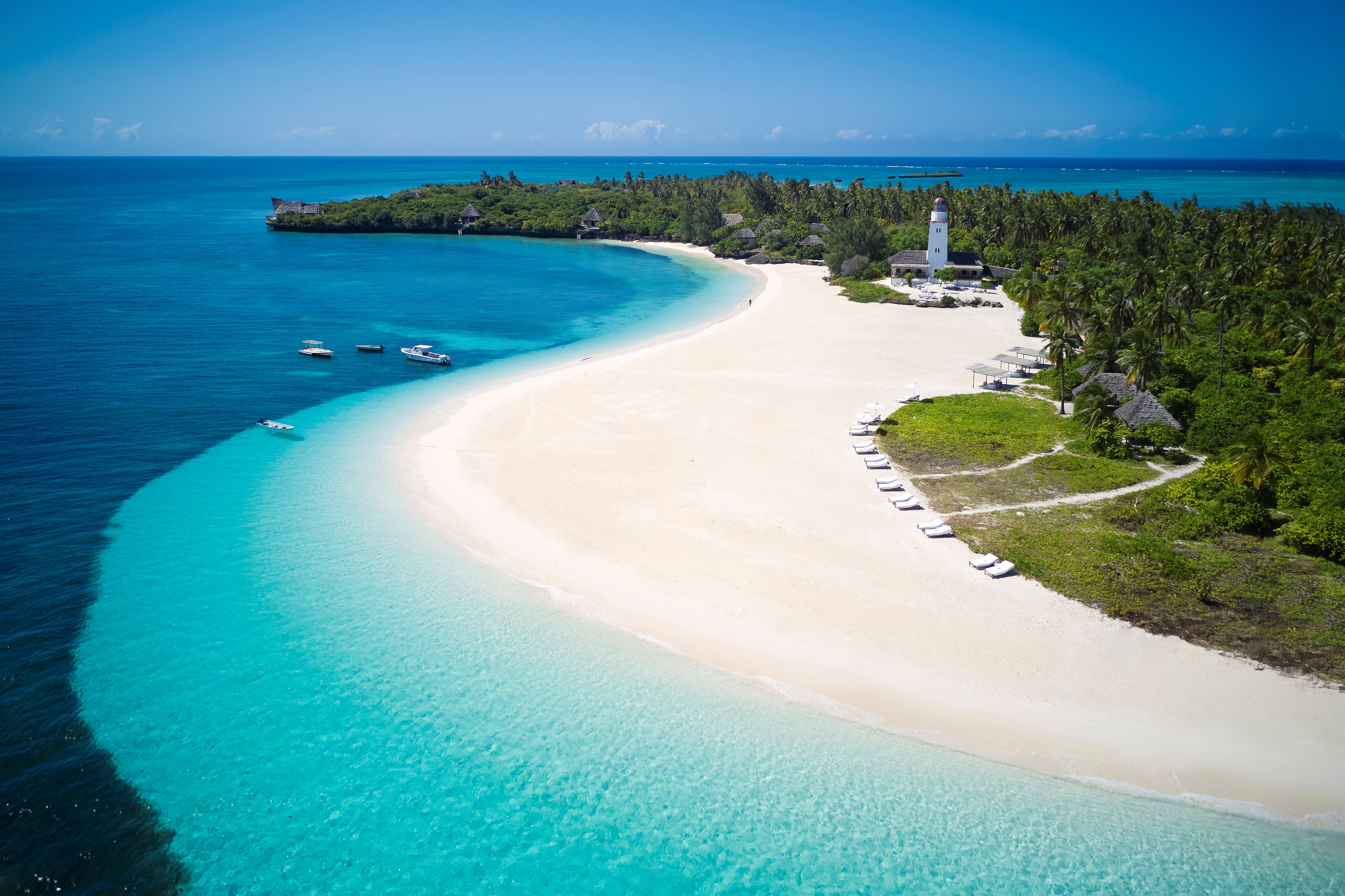 Pristine blue waters at Fanjove Island