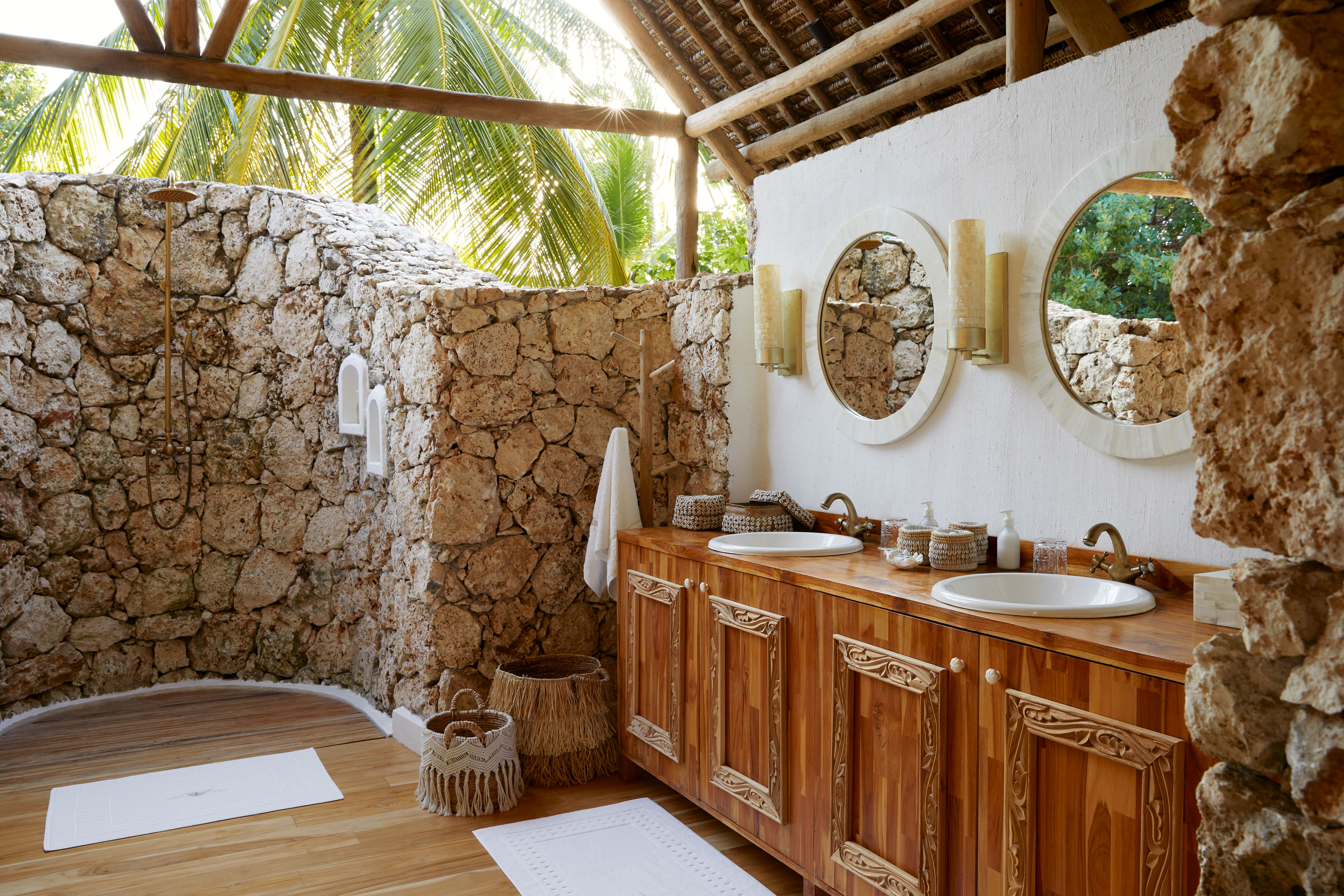 open air shower and bathroom at Fanjove